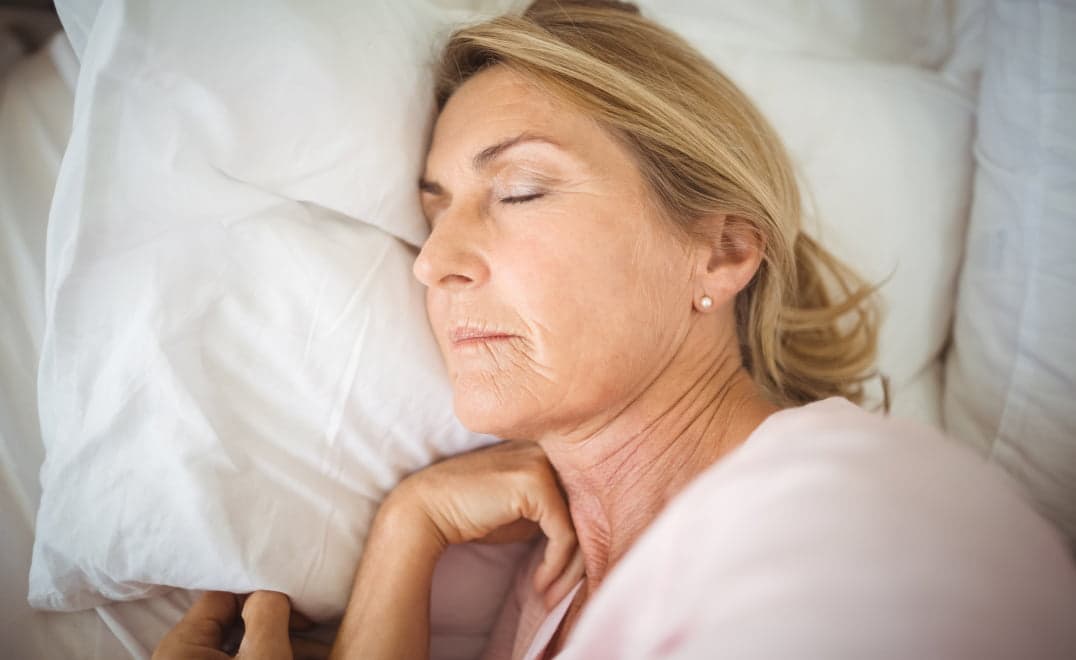 woman-sleeping-on-bed